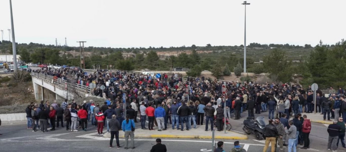 Εργαζόμενοι ΛΑΡΚΟ: Διαμαρτυρία στα διόδια Πολυμύλου - Σήκωσαν τις μπάρες